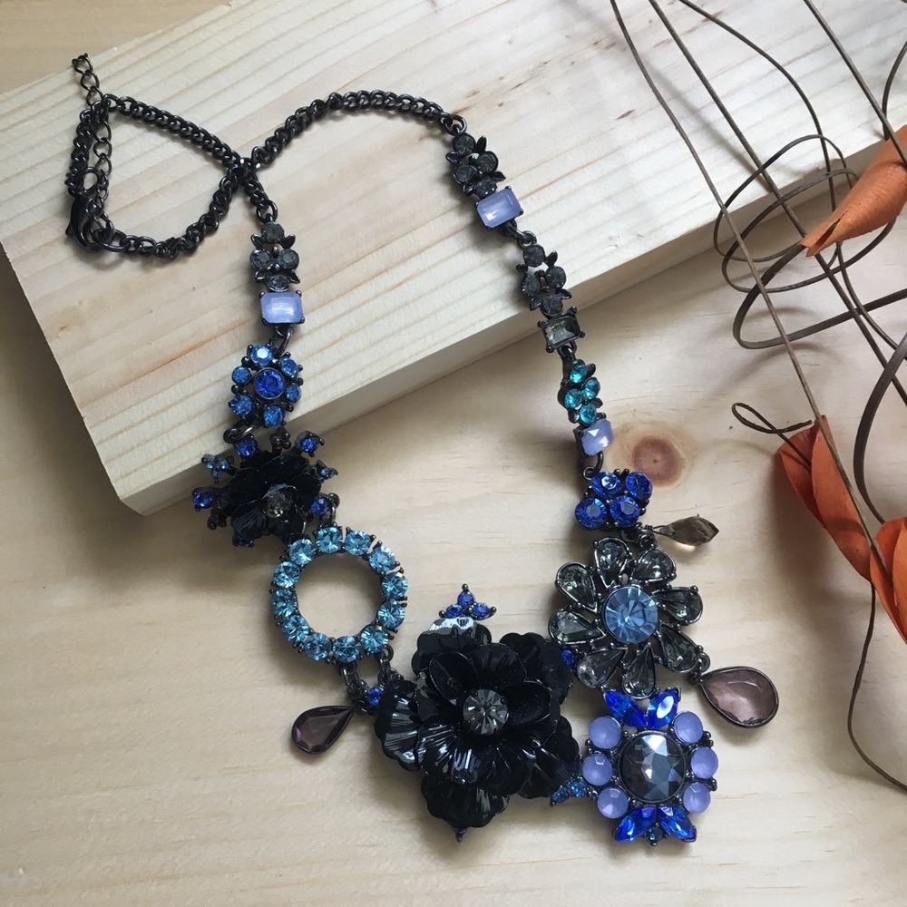 Stunning asymmetrical LOFT statement necklace